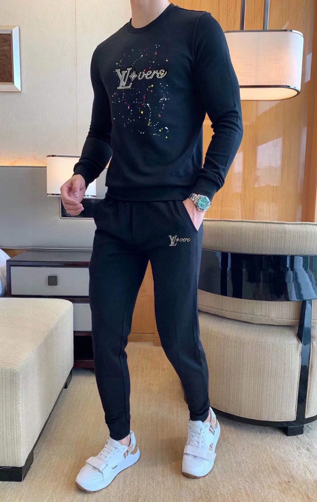 🅿️380 [LV Louis Vuitton] (Fat Man Gospel) hot-selling suit is coming. Focus on the original version of the official website. 2025 new hot-selling sweatshirt suit. The original order is hard to buy🇭🇰. It is the meticulous work of top designers for a fitting and perfect upper body effect. All-natural high-quality Roman cotton 100%, close-fitting comfort, noble and elegant! Original hardware embodies elegance and nobility! Counter size: M-5XL (maximum wear up to 220 pounds)